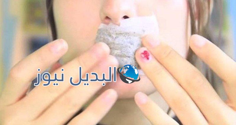 فرك كيس شاي مستعمل على الشفتين