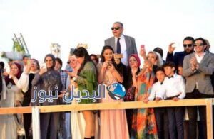 السبكي يقف على مكان مرتفع ليشاهد لحظة وصول حسن الرداد بالقارب
