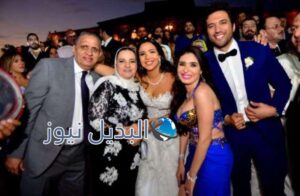 دينا تلتقط صورة مع العروسين بعد انتهاء فقرتها