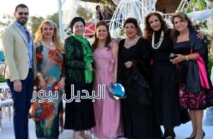 رجاء الجداوي بجانب دلال عبد العزيز والدة العروس والإعلامية سهير شلبي وعمرو يوسف