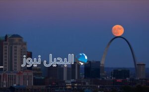 صورة نشرها كريس سميث تظهر القمر العملاق ومحطة الفضاء الدولية