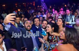 شيكو وهشام ماجد وميريهان حسين يلتقطون صورة سيلفي مع العروسين